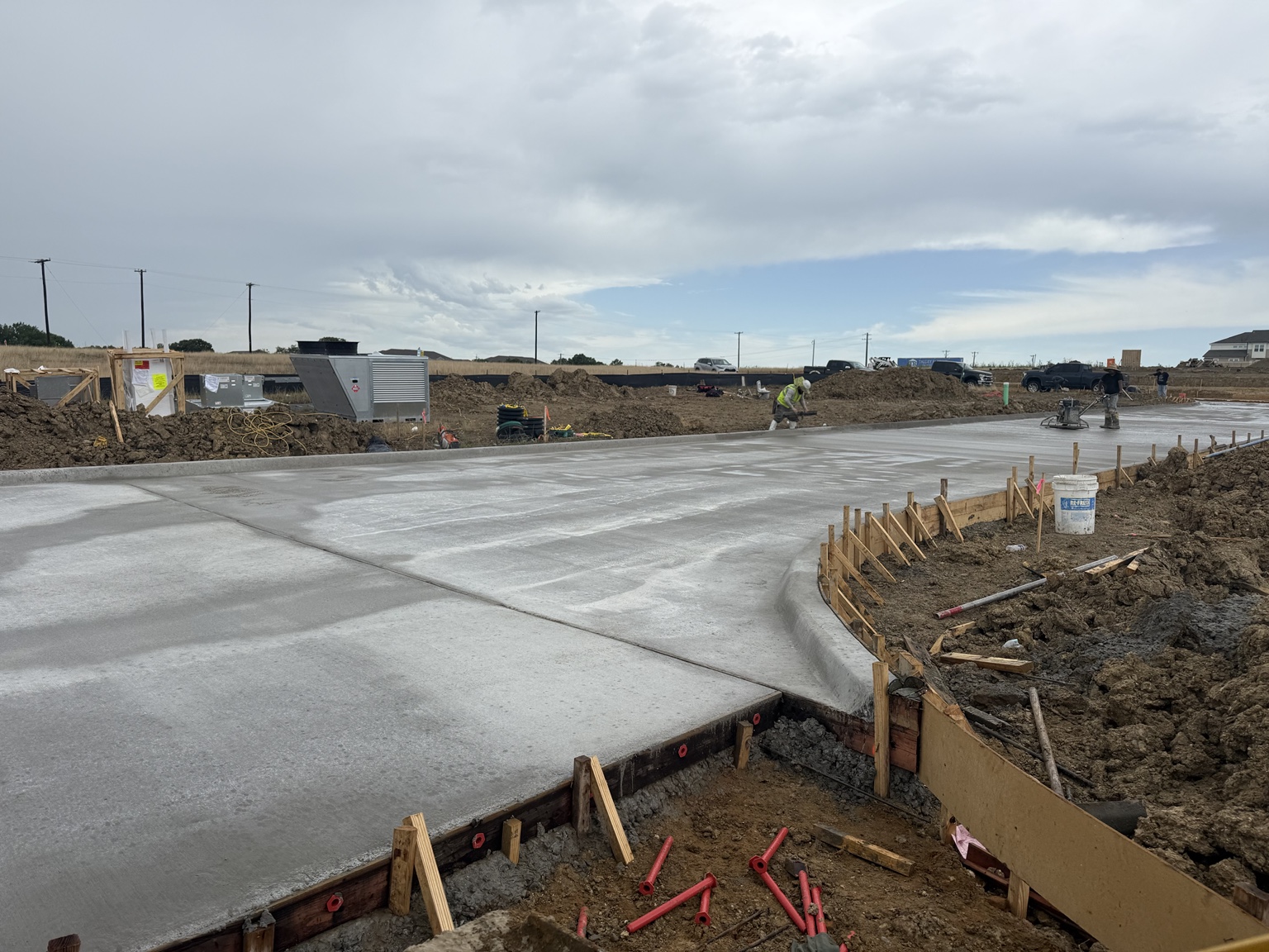 Fresh concrete placement and curved foundation forms